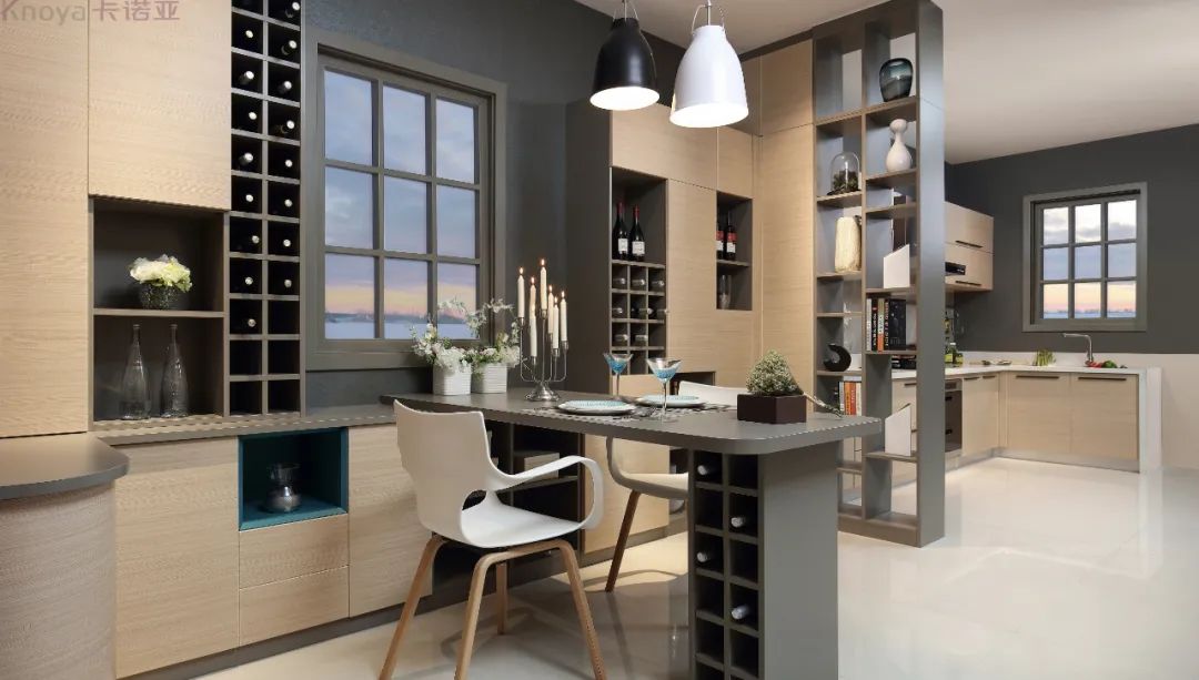 餐邊柜和餐桌融為一體，更節(jié)省空間