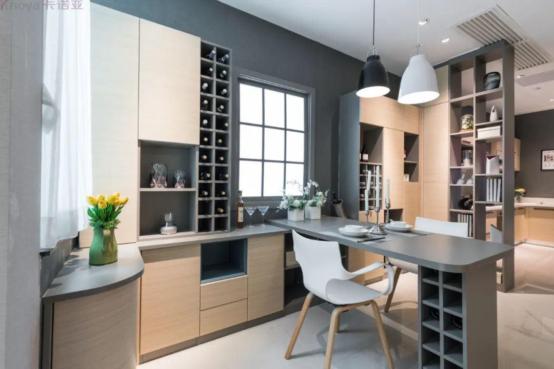 餐邊柜和餐桌融為一體，更節(jié)省空間