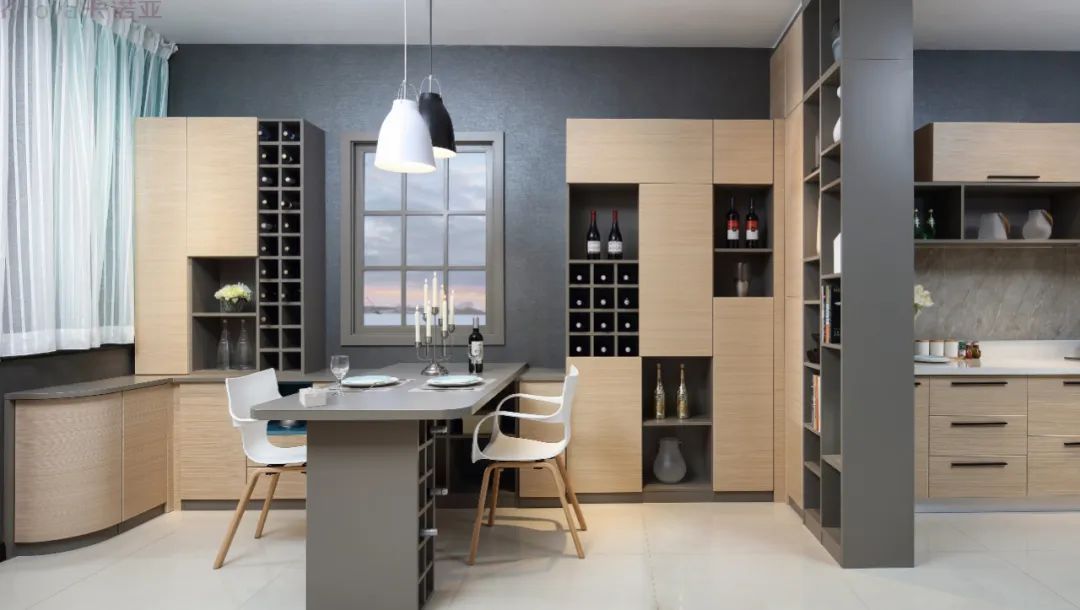 餐邊柜和餐桌融為一體，更節(jié)省空間